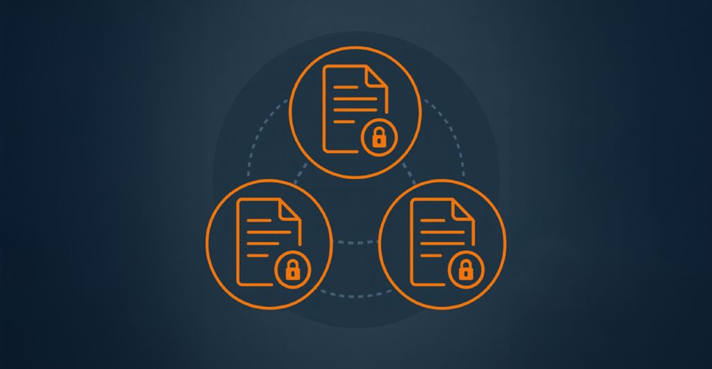 Ikoner som illustrerar säker filöverföring med krypterad hantering mellan tre dokument.